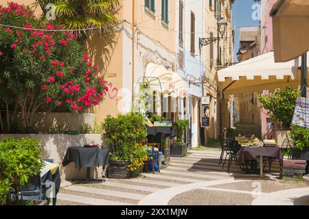 Eine farbenfrohe Ecke der Piazza Sventramento im Herzen der Altstadt, Alghero, Sassari, Sardinien, Italien, Mittelmeerraum, Europa Stockfoto