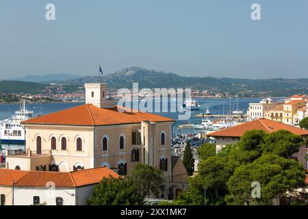 Blick über die gekachelten Dächer zum fernen Palau, dem Palazzo dell'Ammiragliato (Admiralität), La Maddalena, La Maddalena Archipel Nationalpark, Sardinien Stockfoto