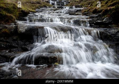 Nahaufnahme eines Wasserfalls auf den Färöern, Dänemark, dem Atlantik, Europa Stockfoto