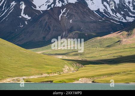 Schnee auf dem Berg über dem Kol Ukok See, Kirgisistan, Zentralasien, Asien Stockfoto