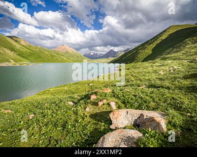 Ruhiger Kol Ukok See umgeben von grünen Bergen unter blauem Himmel, Kirgisistan, Zentralasien, Asien Stockfoto