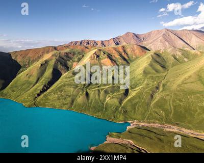 Luftaufnahme des Kol Ukok Sees umgeben von grünen Bergen unter blauem Himmel, Kirgisistan, Zentralasien, Asien Stockfoto