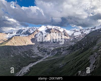 Schneebedeckte Gipfel und üppige Täler in atemberaubender Landschaft, Kirgisistan, Zentralasien, Asien Stockfoto