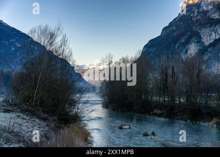 Landschaftsansicht eines Flusses und Berges im Hintergrund mit Schnee im Winter, Italien, Europa Stockfoto