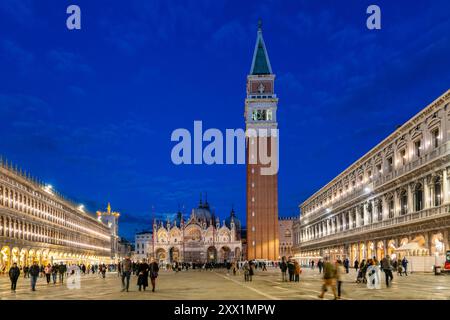 San Marco plaza (Markusplatz) mit Basilika und Kirchturm bei Nacht beleuchtet, Venedig, UNESCO-Weltkulturerbe, Venetien, Italien, Europa Stockfoto