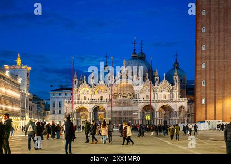 San Marco Plaza (Markusplatz) mit Basilika und Kirchturm bei Nacht beleuchtet, Venedig, UNESCO-Weltkulturerbe, Venetien, Italien, Europa Stockfoto