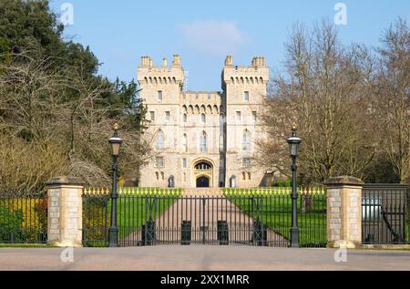 Blick vom langen Spaziergang in Richtung George IV Gateway of Windsor Castle, Berkshire, England, Großbritannien, Europa Stockfoto