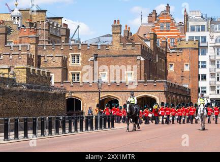 Die Band of the Irish Guards verlässt St. James's Palace für Changing the Guard Ceremony (Guard Mounting), Westminster, London, England, Vereinigtes Königreich Stockfoto