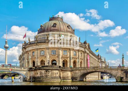 Das 1904 fertiggestellte Bode-Museum mit Kunst- und Münzsammlungen, Museumsinsel, linker Berliner Fernsehturm, Berlin, Deutschland Stockfoto