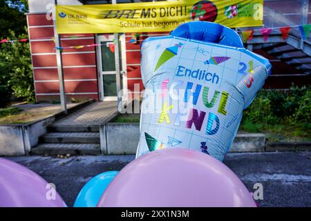 Verkehrssicherheit für i-Dötze Symbolbild bei einer Einschulung für Grundschüler wird mit einem Banner auf die Vorsicht der Autofahrer appeliert. Auf ihm steht Brems du vor dem Banner wehen bunte Ballons mit der Aufschrift ABC und endlich Schulkind . Veröffentlichungen nur für redaktionelle Zwecke. Foto: FotoPrensa Essen NRW *** Verkehrssicherheit für i Dötze symbolisches Bild bei einer Schuleinschulungsfeier für Grundschulkinder ruft ein Banner die Fahrer zur Vorsicht auf es steht Brems du vor dem Banner, bunte Ballons mit den Worten ABC und endlich Schulkind schwenken Publikationen Stockfoto