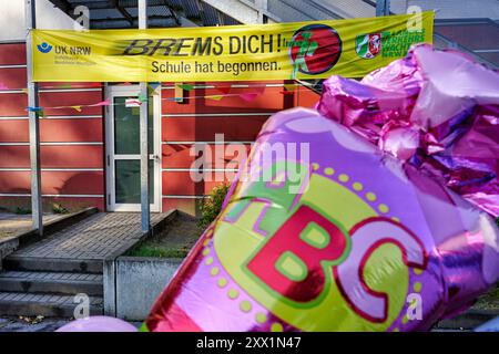 Verkehrssicherheit für i-Dötze Symbolbild bei einer Einschulung für Grundschüler wird mit einem Banner auf die Vorsicht der Autofahrer appeliert. Auf ihm steht Brems du vor dem Banner wehen bunte Ballons mit der Aufschrift ABC und endlich Schulkind . Veröffentlichungen nur für redaktionelle Zwecke. Foto: FotoPrensa Essen NRW *** Verkehrssicherheit für i Dötze symbolisches Bild bei einer Schuleinschulungsfeier für Grundschulkinder ruft ein Banner die Fahrer zur Vorsicht auf es steht Brems du vor dem Banner, bunte Ballons mit den Worten ABC und endlich Schulkind schwenken Publikationen Stockfoto