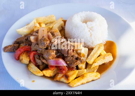 Traditionelles peruanisches Gericht namens Lomo Saltado, Maras, Heiliges Tal, Provinz Urubamba, Region Cusco (Cuzco), Peru, Südamerika Stockfoto