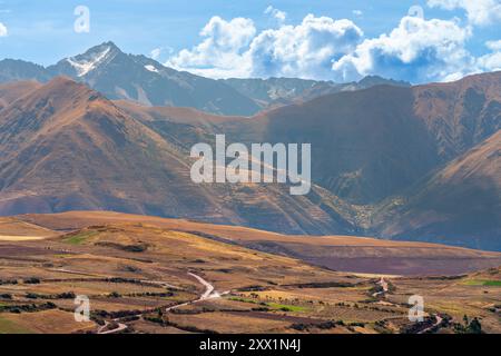 Peruanische Landschaft mit Anden im Hintergrund, Maras, Heiliges Tal, Provinz Urubamba, Region Cusco (Cuzco), Peru, Südamerika Stockfoto