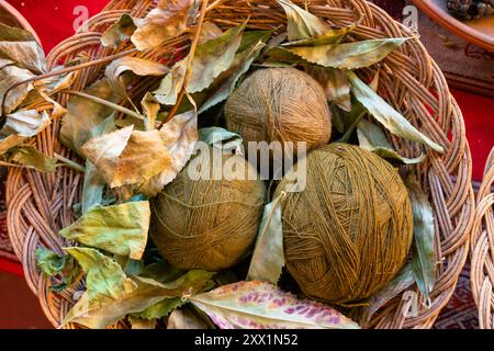 Braune Wollkugeln und getrocknete Blätter als natürliche Färbung, Chinchero, Heiliges Tal, Provinz Urubamba, Region Cusco (Cuzco), Peru, Südamerika Stockfoto