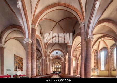 Asti, Italien - 20. August 2024: Stiftskirche San Secondo ( 7. Jahrhundert; 10.; 15. Jahrhundert), gotische Innenarchitektur, ist die älteste Kirche in der Stadt Stockfoto