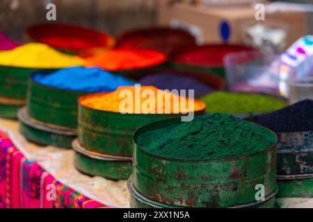 Nahaufnahme von bunten pulverförmigen Pigmenten, die als natürliche Textilfarbe verwendet werden, Pisac Market, Pisac, Heiliges Tal, Provinz Urubamba, Region Cusco (Cuzco), Peru Stockfoto