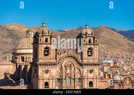 Detail der Glockentürme der Kirche der Gesellschaft Jesu am Plaza de Armas, UNESCO-Weltkulturerbe, Cusco Stockfoto