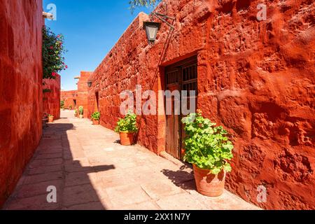 Rote Straße des Klosters Santa Catalina de Siena, UNESCO-Weltkulturerbe, Arequipa, Provinz Arequipa, Region Arequipa, Peru, Südamerika Stockfoto