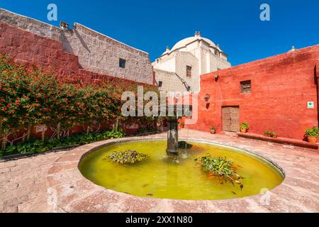 Brunnen im Kloster Santa Catalina de Siena, UNESCO-Weltkulturerbe, Arequipa, Provinz Arequipa, Region Arequipa, Peru, Südamerika Stockfoto