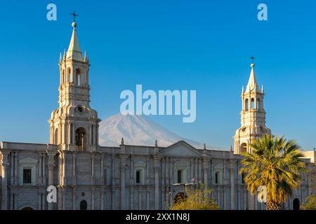 Der Vulkan El Misti erhebt sich zwischen den Glockentürmen der Basilika Kathedrale von Arequipa am Plaza de Armas bei Sonnenuntergang, Arequipa, Provinz Arequipa Stockfoto