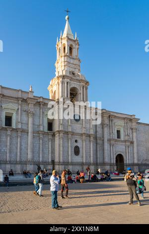 Menschen vor der Basilika Kathedrale von Arequipa, UNESCO, Arequipa, Provinz Arequipa, Region Arequipa, Peru, Südamerika Stockfoto