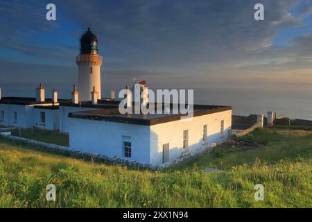 Dunnet Head Lighthouse at Summer Solstice Sunrise, Caithness, Highlands, Schottland, Vereinigtes Königreich, Europa Stockfoto