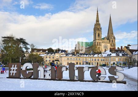 Platz Chatelet und Kathedrale von Chartres im Schnee, Chartres, Departement Eure-et-Loir, Region Centre-Val-de-Loire, Frankreich Stockfoto