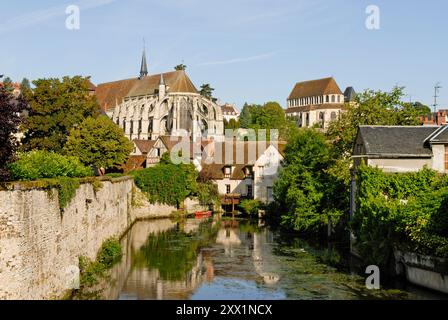 Blick entlang der Eure mit Kirche Saint-Pierre, Chartres, Departement Eure-et-Loir, Region Centre, Frankreich, Europa Stockfoto