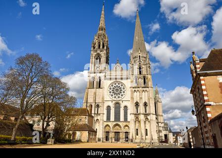 Westfassade der Kathedrale vom Vorplatz aus gesehen, UNESCO-Weltkulturerbe, Chartres, Département Eure-et-Loir, Region Centre, Frankreich, Europa Stockfoto