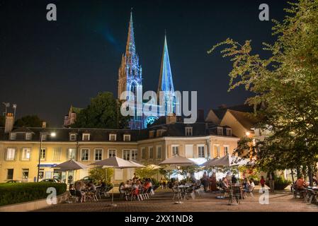 Beleuchtete Kathedrale vom Place Chatelet, UNESCO-Weltkulturerbe, Chartres, Département Eure-et-Loir, Region Centre-Val-de-Loire, Frankreich Stockfoto