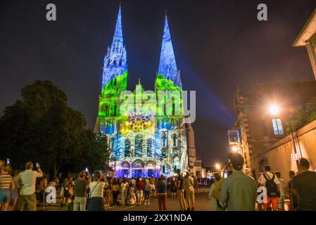 Westfassade der Kathedrale in Lichtern, künstlerische Entwürfe von Spectaculaires, Les Allumeurs d'Images, vom Vorplatz aus gesehen, Chartres Stockfoto