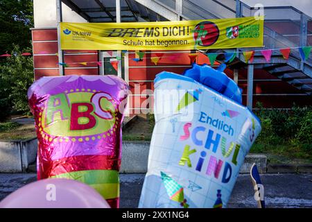 Verkehrssicherheit für i-Dötze Symbolbild bei einer Einschulung für Grundschüler wird mit einem Banner auf die Vorsicht der Autofahrer appeliert. Auf ihm steht Brems du vor dem Banner wehen bunte Ballons mit der Aufschrift ABC und endlich Schulkind . Veröffentlichungen nur für redaktionelle Zwecke. Foto: FotoPrensa Essen NRW *** Verkehrssicherheit für i Dötze symbolisches Bild bei einer Schuleinschulungsfeier für Grundschulkinder ruft ein Banner die Fahrer zur Vorsicht auf es steht Brems du vor dem Banner, bunte Ballons mit den Worten ABC und endlich Schulkind schwenken Publikationen Stockfoto