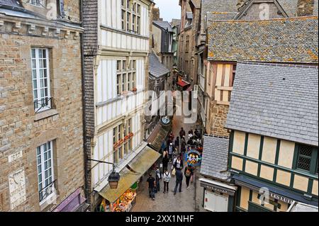 Hauptstraße innerhalb der Mauern von Mont-Saint-Michel, UNESCO-Weltkulturerbe, Département Manche, Normandie, Frankreich, Europa Stockfoto