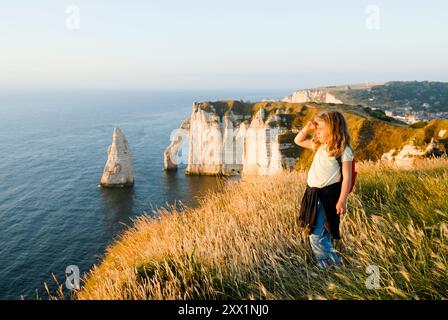 Kleines Mädchen auf der Klippe, Etretat, Cote d'Albatre, Pays de Caux, seine-Maritime Departement, Region Obernormandie, Frankreich, Europa Stockfoto