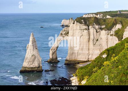 Kreidefelsen mit Bogen und l'Aiguille (die Nadel), Etretat, seine-Maritime Département, Normandie, Frankreich, Europa Stockfoto