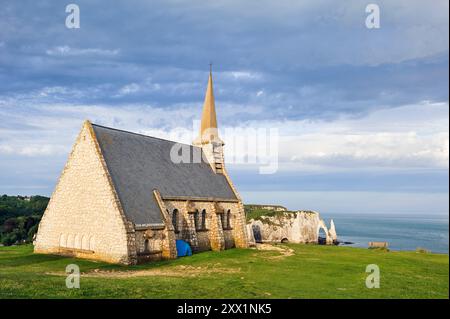 Kapelle Notre-Dame de la Garde auf der Klippe, Etretat, Departement seine-Maritime, Region Normandie, Frankreich, Europa Stockfoto