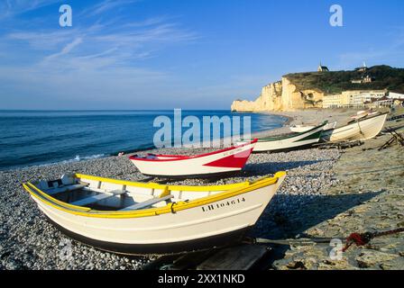 Fischerboote am Strand von Etretat, Cote d'Albatre, Pays de Caux, Departement seine-Maritime, Region Obernormandie, Frankreich, Europa Stockfoto