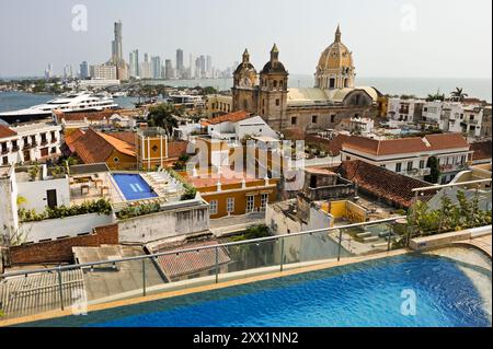 Blick auf die Kirche San Pedro Claver, von der Spitze des Movich Hotels in der Kolonialstadt Cartagena, Kolumbien Stockfoto