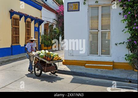 Straßenverkäufer, der Obst in Getsemani, Cartagena, Kolumbien, Südamerika verkauft Stockfoto