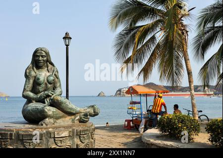 Monument, das die indigenen Tairona an der Strandpromenade von Santa Marta, Departement Magdalena, Karibische Region, Kolumbien zeigt Stockfoto