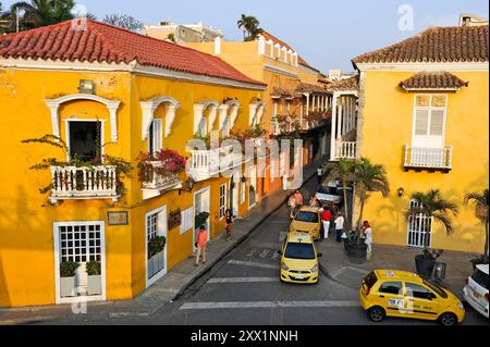 Ecke Calle de Baloco und Playa de la Artillera von der Stadtmauer aus gesehen, Innenstadt von Kolonialmauern, Cartagena, Kolumbien Stockfoto