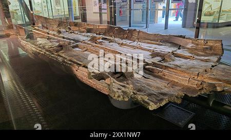 Überreste eines bronzezeitlichen Bootes, Dover Museum, Dover, Kent, England, Vereinigtes Königreich, Europa Stockfoto