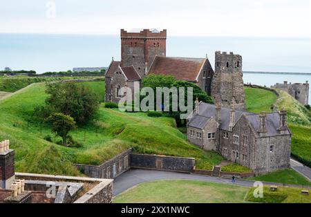 Blick auf St. Mary's Church und römische Pharos, Dover Castle, Dover, Kent, England, Vereinigtes Königreich, Europa Stockfoto