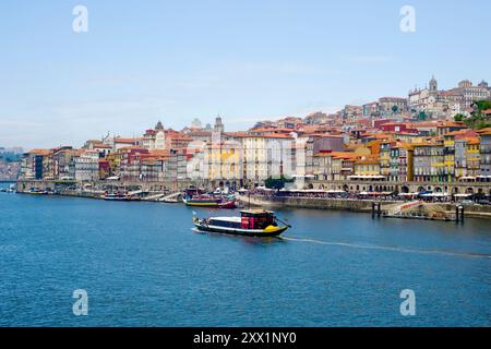 Blick über den Fluss Duoro in Richtung des historischen Zentrums und der Uferpromenade, UNESCO-Weltkulturerbe, Porto, Norte, Portugal, Europa Stockfoto