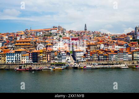 Blick über den Fluss Duoro in Richtung des historischen Zentrums und der Uferpromenade, UNESCO-Weltkulturerbe, Porto, Norte, Portugal, Europa Stockfoto