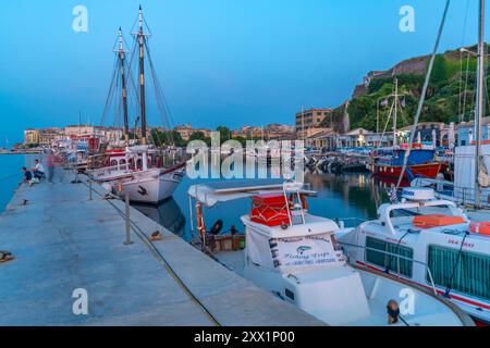 Blick auf Boote im alten Hafen in der Abenddämmerung, Korfu, Ionisches Meer, griechische Inseln, Griechenland, Europa Stockfoto