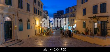 Blick auf die Restaurants auf dem Mitropolis-Platz, die Altstadt von Korfu in der Abenddämmerung, das UNESCO-Weltkulturerbe, Korfu, das Ionische Meer, die griechischen Inseln, Griechenland, Europa Stockfoto