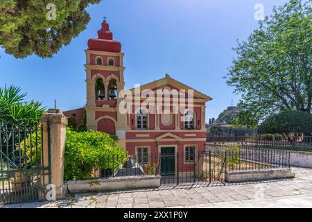 Blick auf die Heilige Kirche der Jungfrau Maria Mandrakina vom Garten der Menschen in Korfu Stadt, Korfu, Ionisches Meer, griechische Inseln, Griechenland, Europa Stockfoto