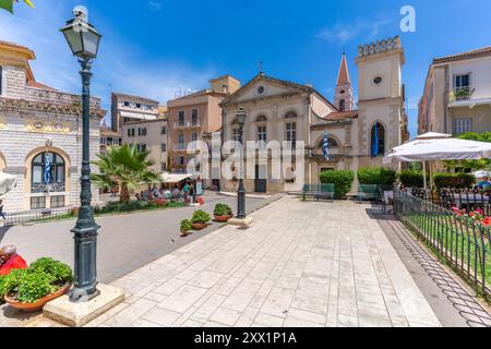 Blick auf die Kirche der Heiligen Jakob und Christopher auf dem Dimarchiou-Platz, Korfu-Stadt, Korfu, Ionisches Meer, griechische Inseln, Griechenland, Europa Stockfoto