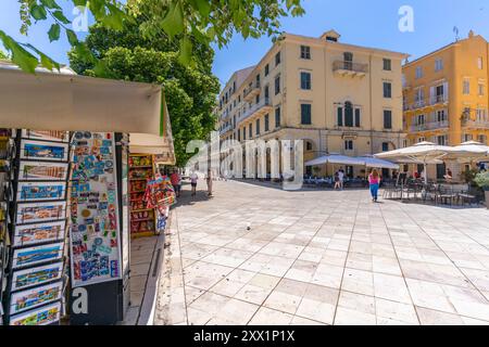 Blick auf die Gebäude und Restaurants auf dem Kofineta-Platz, der Altstadt von Korfu, Korfu, den Ionischen Inseln, den griechischen Inseln, Griechenland, Europa Stockfoto